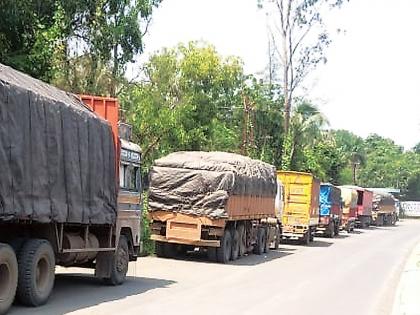 Traffic jams due to companies' vehicles | कंपन्यांच्या वाहनामुळे ट्रॅफिक जॅम