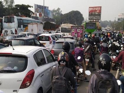 Dahihandi caused a dilemma for the citizens; Citizens are suffering on internal roads as well as the main road | दहीहंडीमुळे नागरिकांची झाली कोंडी; मुख्य रस्त्यासह अंतर्गत रस्त्यावरही नागरिक त्रस्त