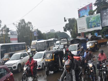 1 hour for just 1 km Pune citizens are disturbed by rain and potholes long queues due to traffic | फक्त १ किलोमीटरसाठी १ तास; पाऊस अन् खड्ड्याने पुणेकर हैराण, ट्राफिकमुळे लांबच लांब रांगा