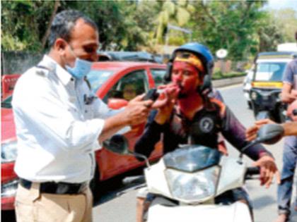 Traffic police crack down on drunk drivers | वाहतूक पोलिस उतरवतात मद्यपी चालकांची ‘झिंग’ Traffic police crack down on drunk drivers | वाहतूक पोलिस उतरवतात मद्यपी चालकांची ‘झिंग’