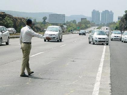 traffic police was beaten with a shoe in pune for Ask why the signal broke pune crime news | सिग्नल का तोडला म्हणून विचारणा केल्याने वाहतूक पाेलिसालाच बुटाने मारहाण