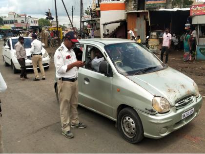 Police baton on 400 drivers who break the rules in Latur! | लातुरात नियम माेडणाऱ्या ४०० वाहन चालकांवर पाेलिसांचा दंडुका !