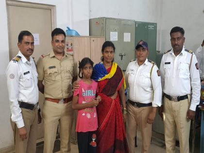 Sanskriti who lost his way was brought home safely by the traffic police | पुण्यात वाहतूक पोलिसांच्या सतर्कतेमुळे हरवलेली १२ वर्षीय संस्कृती घरी सुखरूप पोहोचली