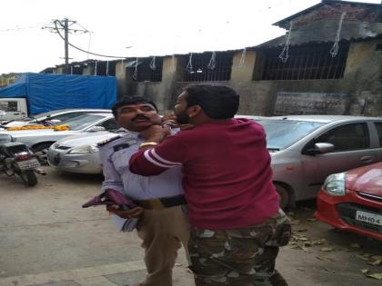 The traffic police beat up the traffic rules after the police asked for ransom | वाहतुकीचे नियम भंग करणाऱ्याला जाब विचारल्याने भररस्त्यात वाहतूक पोलिसाला मारहाण