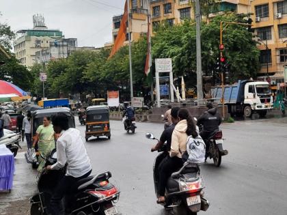 traffic rule break in pune city rush of a few seconds Life is important not time | काही सेकंदाची घाई कशासाठी भावा? वेळ नव्हे, जीव महत्त्वाचा!