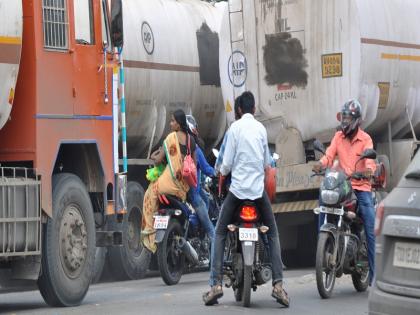 Beed-Bypass becomes more dangerous when access time is over; In order to move forward | प्रवेशबंदीचा वेळ संपताच बीड बायपास बनला अधिक धोकादायक; पुढे जाण्यासाठी जडवाहनचालकांमध्ये लागली स्पर्धा 