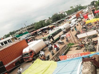 Traffic jam due to container falling into mud; Queues of vehicles on Nagar Road | कंटेनर चिखलात फसल्याने वाहतूक ठप्प; नगर रोडवर वाहनांच्या रांगा