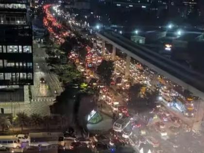 bengaluru traffic jam diwali 2023 heavy congestion 1000 buses 50 thousand additional vehicles | बापरे! 1000 बस, 5000 गाड्या... बंगळुरूमध्ये मध्यरात्री वाहतूक कोंडीत अडकले 2.5 लाख लोक