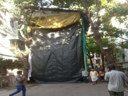 Pandal build up on road without a license; Obstruction of traffic | परवाना नसताना उभारले रस्ते अडवून मंडप; वाहतुकीला अडथळा