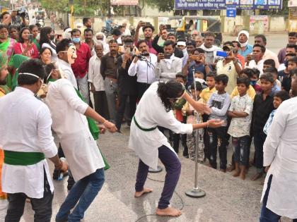 Lessons for strengthening public transport system through street plays | अमरावती शहरात ‘लाख को पाच’, वाहतूक कोंडी आणि जीवघेणे प्रदूषण कायम