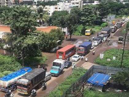 Traffic jam on Sangli-Karnal bypass road due to flood in Krishna river | Sangli flood: सांगलीत बायपास रस्त्यावर वाहनांच्या रांगा, वाहतूक सुरळीत करण्यासाठी पोलिस तैनात Traffic jam on Sangli-Karnal bypass road due to flood in Krishna river | Sangli flood: सांगलीत बायपास रस्त्यावर वाहनांच्या रांगा, वाहतूक सुरळीत करण्यासाठी पोलिस तैनात