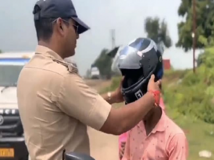 Video: Gandhigiri of traffic police, wore helmet to bike rider with mantra instead of fine | Video: वाहतूक पोलिसाची गांधीगिरी, चालानऐवजी मंत्रोच्चारासह बाइकस्वाराला हेल्मेट घातले...