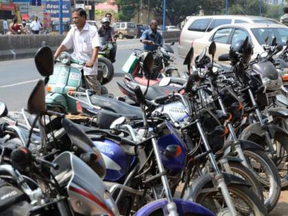 Dadagiri, while raising two-wheeler in the streets of Aurangabad city | औरंगाबाद शहरातील रस्त्यांवर दुचाकी उचलताना दादागिरी