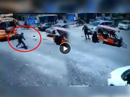 traffic police saves small girl from accident video goes viral on social media | अन् तो तिच्यासाठी देवदूतासारखा धावुन आला! प्रसंगावधनाने वाचवले चिमुकलीचे प्राण