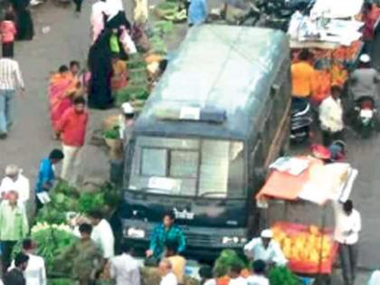 Traffic affected by encroachments on roads; Washim city | रस्त्यांवरील अतिक्रमणामुळे वाहतूक प्रभावित; बेताल वाहतुकीमुळे वाशिम शहरवासी त्रस्त