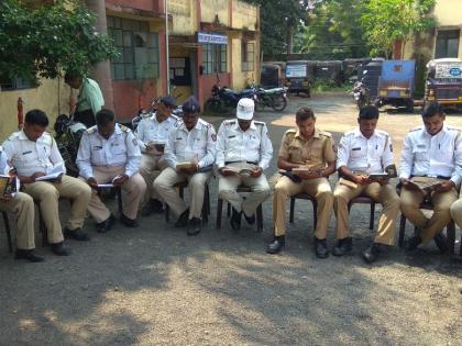 traffic police Reading the books of apj abdul kalams | वाहतूक पोलीस रमले पुस्तक वाचनात!