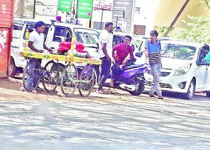 Due to delivery, the mother needs to travel - Vadapati travels on a car | प्रसूतीनंतर मातेला करावा लागतोय वडापने प्रवास--एका गाडीवरच मदार