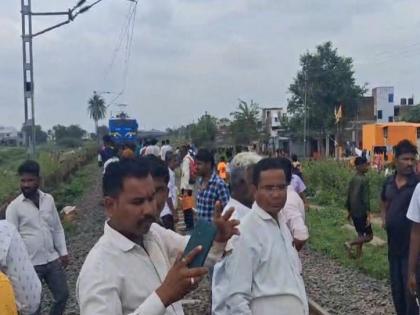Citizens stopped a goods train in Sambhajinagar | संभाजीनगरात नागरिकांनी रोखली मालगाडी, दिला आंदोलनाचा इशारा Citizens stopped a goods train in Sambhajinagar | संभाजीनगरात नागरिकांनी रोखली मालगाडी, दिला आंदोलनाचा इशारा