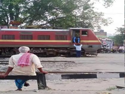 The driver stopped the train in the bihar crossing for tea | चहासाठी चालकाने चक्क क्रॉसिंगवरच रेल्वे थांबवली; पाहणारे लोक अवाक् झाले