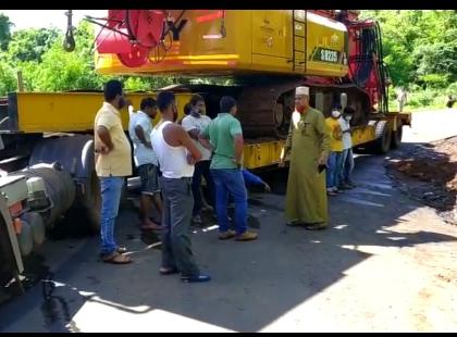 Traffic disrupted due to trailer crash in Veral Ghat | वेरळ घाटामध्ये ट्रेलर फसल्याने वाहतूक विस्कळीत