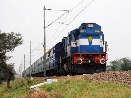 Does anyone start a train? government and private employees condion is helpless | कुणी रेल्वे सुरू करता का रेल्वे? अधिकारी-कर्मचारी हतबल, मोठा आर्थिक भुर्दंड