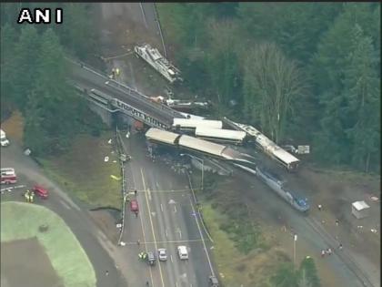 An Amtrak passenger train traveling on a new route for the first time derailed in Washington (U.S) | वॉशिंग्टनमध्ये रुळावरुन घसरली हायस्पीड रेल्वे, 3 जणांचा मृत्यू