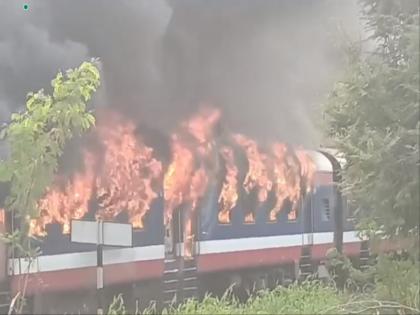 Video: Burning Train: Ashti-Ahmednagar Railway caught fire suddenly; Burn 5 cans | Video: Burning Train: आष्टी- अहमदनगर रेल्वेला अचानक लागली आग; ५ डबे जळून खाक