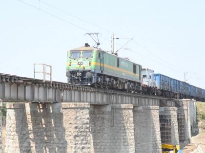 Railway traffic started and bed block also changed; Railway bridge work near Kalambha Amla successful | रेल्वेचे ट्रॅफिक सुरू अन् बेड ब्लॉकही बदलला; कळंभा आमला नजिक रेल्वे पुलाचे काम यशस्वी