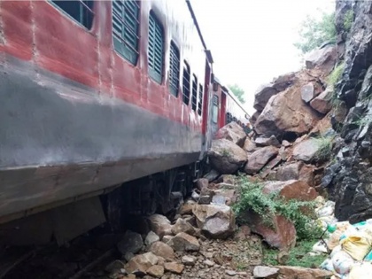 howrah amaravati express derailed between dudhsagar and caranzol in goa no casualty | गोव्यात मोठा अपघात टळला! अमरावती एक्सप्रेस ट्रेन रूळावरून घसरली, सर्व प्रवासी सुरक्षित