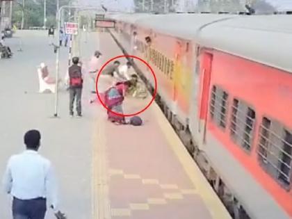 woman fell while getting off the running train, she was about to go under the train but saved by RPF | धावत्या ट्रेनमधून उतरताना महिला पडली, रेल्वेखाली जाणार तेवढ्यात; पाहा थरारक VIDEO