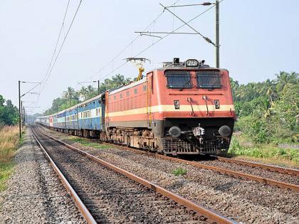 Five cows died in a collision with a running train | धावत्या रेल्वेच्या धडकेत पाच गायी मृत्युमुखी