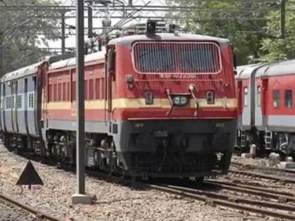 Memu came under the train and killed eight animals including a cowherd. | मेमू रेल्वेखाली येऊन गुराख्यासह आठ जनावरे ठार, शिदवाडी गावाजवळची घटना