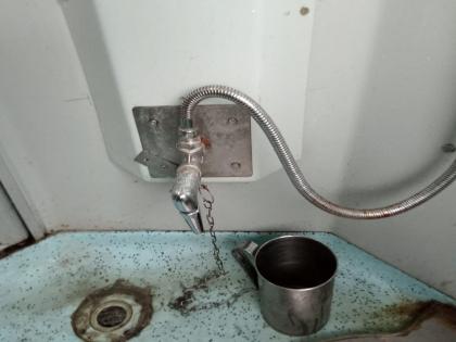 ias share photo of train toilet asked when this mug will be free from chain internet gave funny reply see social media viral jara hartke | IAS अधिकाऱ्यानं शेअर केला ट्रेनच्या शौचालयातील फोटो; विचारलं, “हा मग साखळीतून कधी…”