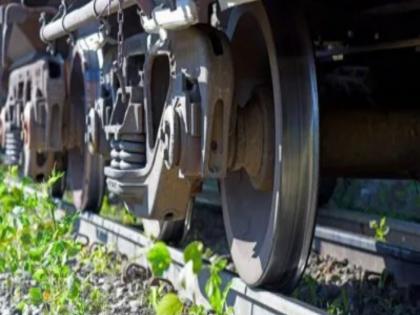 pune news Train delayed for an hour after wheel catches fire | मोठा अनर्थ टळला...! रेल्वेच्या चाकाला आग लागल्याने एक तास खोळंबा pune news Train delayed for an hour after wheel catches fire | मोठा अनर्थ टळला...! रेल्वेच्या चाकाला आग लागल्याने एक तास खोळंबा