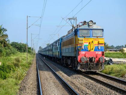 Railway passengers' headaches will increase! Find out how many trains running from Pune are delayed... | रेल्वे प्रवाशांची डोकेदुखी वाढणार! जाणून घ्या पुण्यातून धावणाऱ्या कोणत्या गाड्यांना किती उशीर…