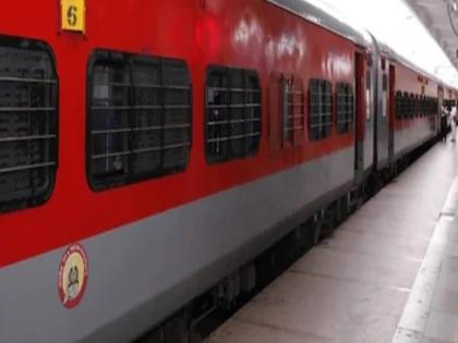 Passenger fell from the platform while boarding the train, RPF constable saved the life of the railway passenger | ट्रेनमध्ये चढताना प्लॅटफॉर्मवरून घसरला, RPF कॉन्स्टेबलने वाचवले रेल्वे प्रवाशाचे प्राण Passenger fell from the platform while boarding the train, RPF constable saved the life of the railway passenger | ट्रेनमध्ये चढताना प्लॅटफॉर्मवरून घसरला, RPF कॉन्स्टेबलने वाचवले रेल्वे प्रवाशाचे प्राण