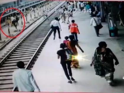 Police saved elder from railway accident | पोलिसाच्या सतर्कतेने रेल्वेच्या धड्केपासून वृद्ध बचावला