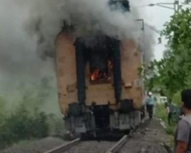 A special electric train caught fire on the Konkan railway line | कोकण रेल्वे मार्गावर इलेक्ट्रिक काम करणाऱ्या स्पेशल गाडीला आग