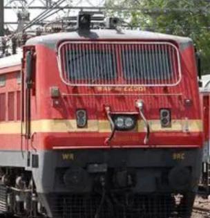 Train Ticket Booking Apps : रेल्वेचे कन्फर्म तिकीट बुक करण्याचं टेंशन गेलं; 'या' अ‍ॅप्सद्वारे स्वस्तात होईल बुकिंग