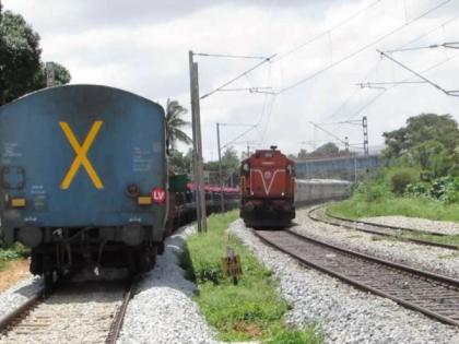 Do you know why the last compartment of the train has the symbol X find out know details | माहितीये ट्रेनच्या अखेरच्या डब्यावर X असं चिन्ह का असतं? जाणून घ्या