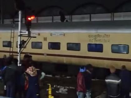 Two coaches derailed in Rajasthan Bhopal passenger; Traffic stopped for a long time | राजस्थानमध्ये रेल्वेचे दोन डबे घसरले; बराच वेळ वाहतूक ठप्प