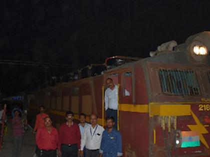 Dhule-Chalisgaon Railway ran on electricity | धुळे-चाळीसगाव रेल्वे धावली विजेवर Dhule-Chalisgaon Railway ran on electricity | धुळे-चाळीसगाव रेल्वे धावली विजेवर