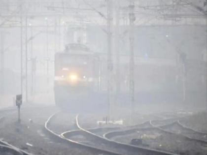 Heat during the day and increasing hail at night in Nagpur; 33 trains delayed due to cold and fog | दिवसा ऊन आणि रात्रीला वाढता गारठा; थंडी व धुक्यामुळे ३३ रेल्वेगाड्यांना विलंब