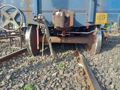 A major disaster averted Two carriages of a freight train derailed Incident at Wardha station | मोठा अनर्थ टळला! मालगाडीच्या दोन बोगी रुळावरुन घसरल्या; वर्धा स्थानकावरील घटना