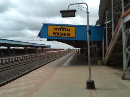 Three more trains to run via Washim! | वाशिममार्गे आणखी धावणार तीन रेल्वेगाड्या!  