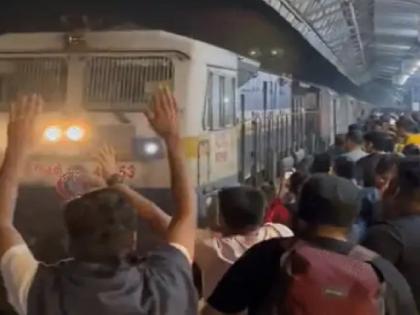 VIDEO: Train arrives 9 hours late; passengers applauded | VIDEO: ट्रेन 9 तास उशीराने आली; प्रवाशांनी टाळ्या वाजवून केले स्वागत