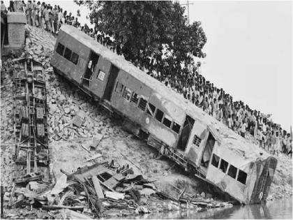 Black day 42 years ago! 9 bogies of an overcrowded passenger train derailed from a bridge and 800 died | ४२ वर्षापूर्वीचा काळा दिवस!...तेव्हा ट्रेनचे ९ डबे नदीत बुडाले होते; ८०० जणांचा झाला होता मृत्यू