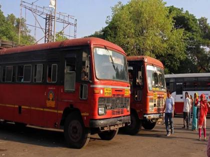 Blockage of traffic of STs, traffic in 64 Agaras stopped, vandalism of more than 100 STs | एसटीच्या वाहतुकीचा खोळंबा, ६४ आगारातील वाहतूक ठप्प, १०० पेक्षा जास्त एसटीची तोडफोड