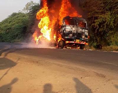 Truck blazer near Chinchpada railway gate | चिंचपाडा रेल्वे गेटजवळ ट्रक खाक