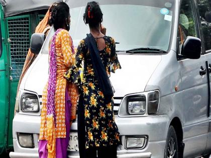 A case has been filed, but still the thirdgender begger bully for money at Shahnoormian Dargah Chowk | गुन्हे दाखल मात्र तरीही शाहनूरमियाँ दर्गा चौकात तृतीयपंथीयांची पैशांसाठी दादागिरी